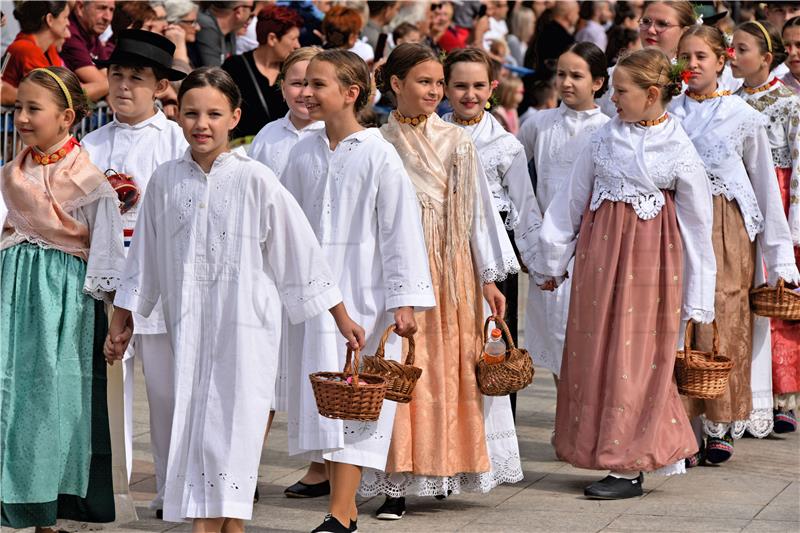 Svečani mimohod 51. Dječjih vinkovačkih jeseni