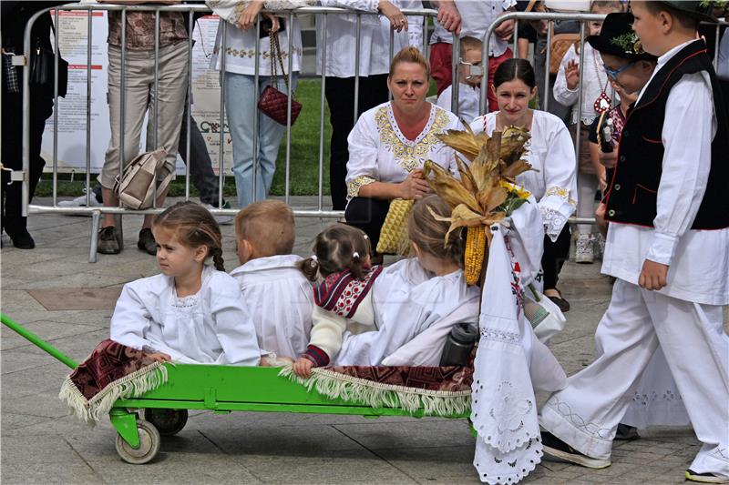 Svečani mimohod 51. Dječjih vinkovačkih jeseni