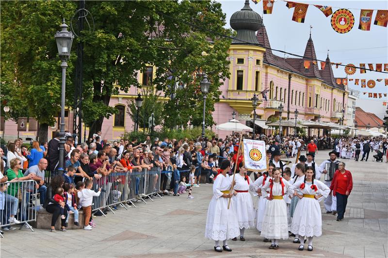 Svečani mimohod 51. Dječjih vinkovačkih jeseni