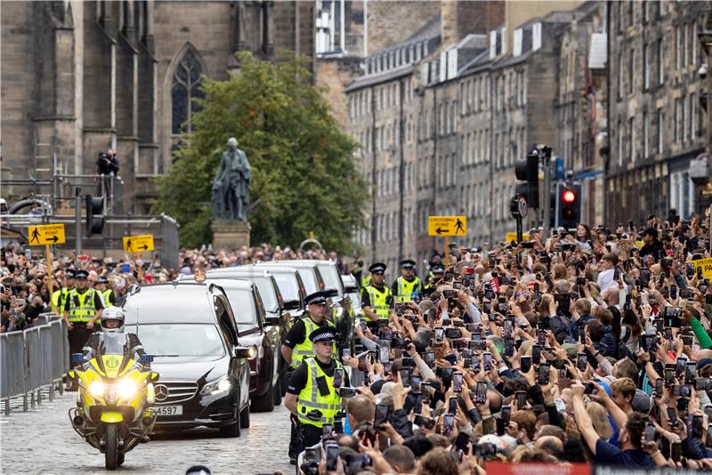 Lijes kraljice Elizabete II. prenesen u katedralu u Edinburgu