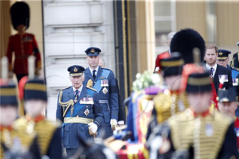 William i Harry zajedno uz lijes voljene bake, kao uz majčin prije 25 godina