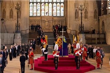 Tisuće Britanaca stoje u redu pred lijesom kraljice Elizabete