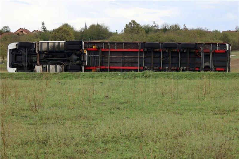 Snažno nevrijeme na području Čazme, oštećeni krovovi i vozila