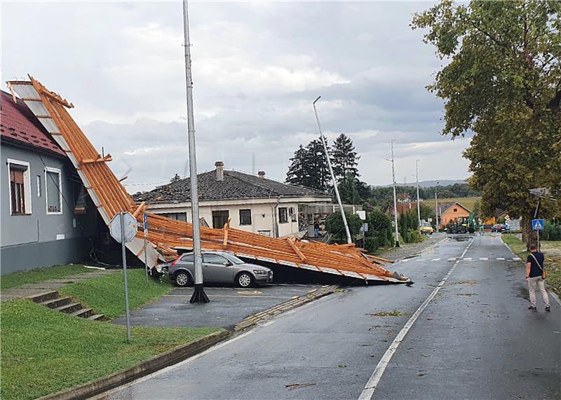 Snažno nevrijeme na području Čazme, oštećeni krovovi i vozila