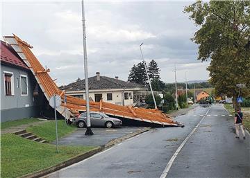 Snažno nevrijeme na području Čazme, oštećeni krovovi i vozila