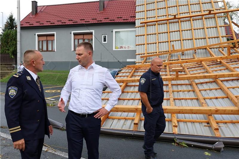 Snažno nevrijeme na području Čazme, oštećeni krovovi i vozila