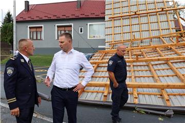 Snažno nevrijeme na području Čazme, oštećeni krovovi i vozila