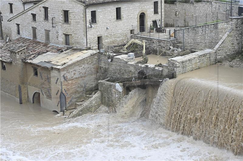 Najmanje sedam mrtvih u iznenadnim poplavama u središnjoj Italiji