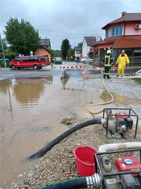 Vatrogasci: Na području Petrinje stanje se djelomično smiruje 