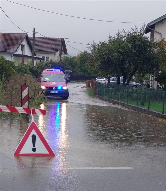 Vatrogasci: Na području Petrinje stanje se djelomično smiruje