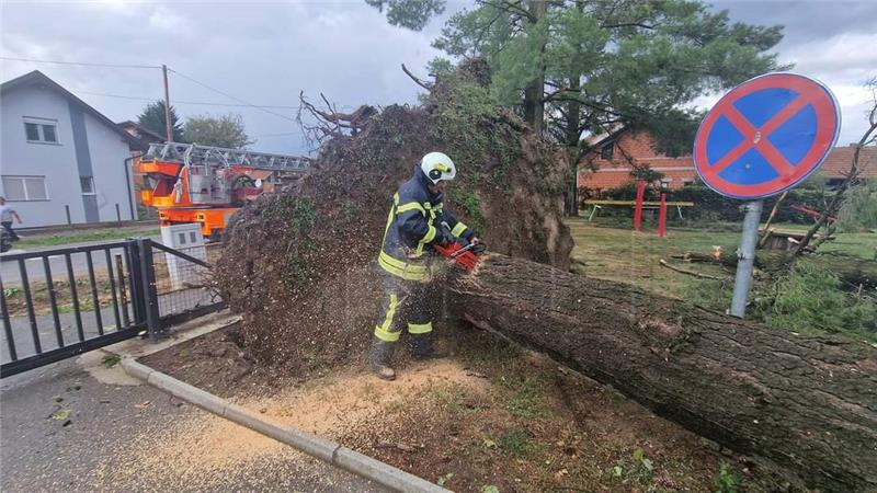 Vatrogasci: Na području Petrinje stanje se djelomično smiruje