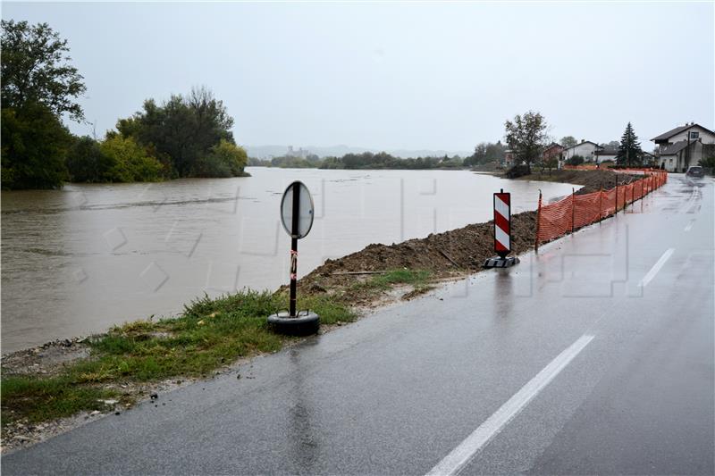 U očekivanju rasta razine Kupe Karlovčani pripremaju obranu od poplave