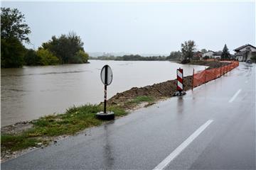 U očekivanju rasta razine Kupe Karlovčani pripremaju obranu od poplave