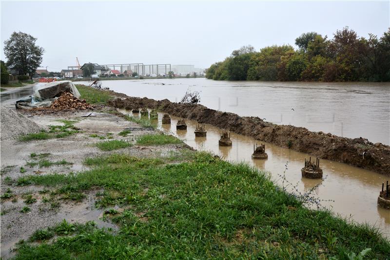 U očekivanju rasta razine Kupe Karlovčani pripremaju obranu od poplave