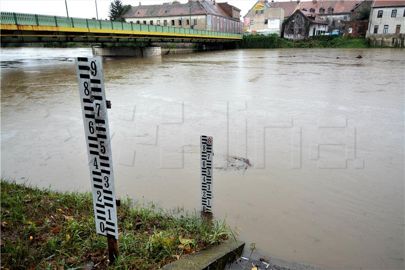 U očekivanju rasta razine Kupe Karlovčani pripremaju obranu od poplave