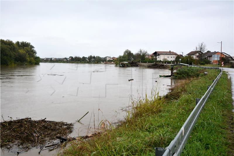 U očekivanju rasta razine Kupe Karlovčani pripremaju obranu od poplave