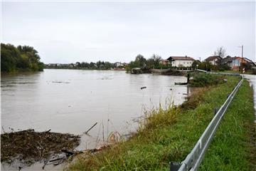 U očekivanju rasta razine Kupe Karlovčani pripremaju obranu od poplave