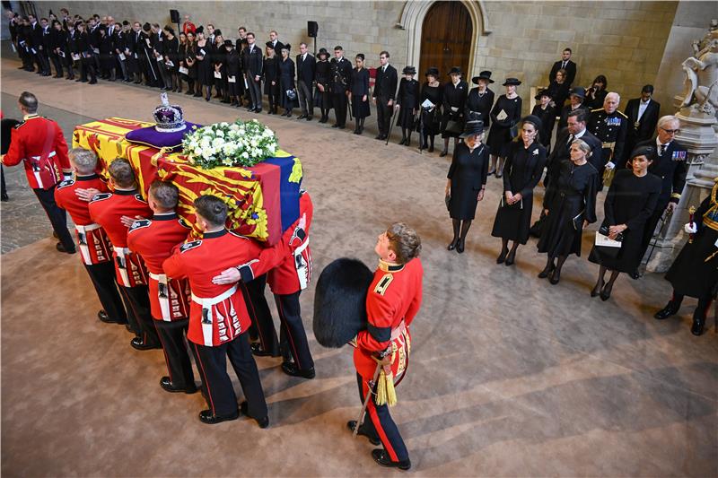 Povorka s lijesom kraljice Elizabete krenula prema opatiji