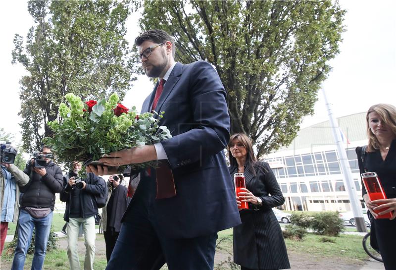 SDP položio cvijeće ispred Općinskog građanskog suda