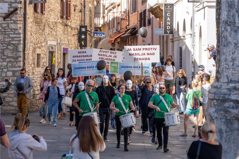 Pula: Mimohod za Dan borbe protiv nasilja nad ženama, pušteni crni baloni