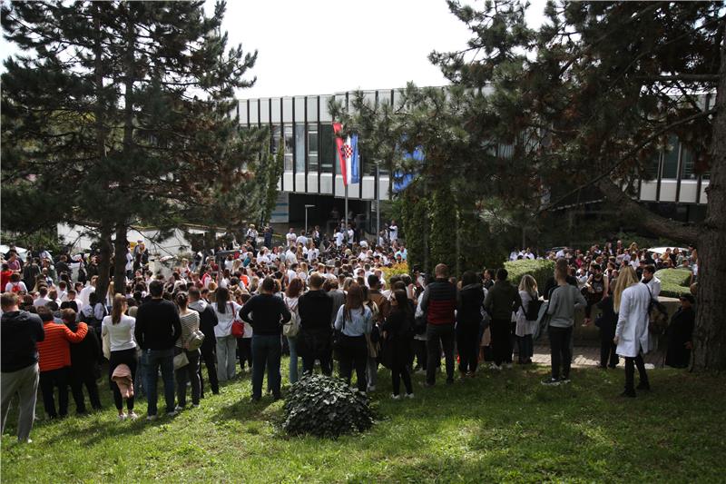 Prosvjed mladih liječnika pod parolom "Izliječimo zdravstvo zajedno"