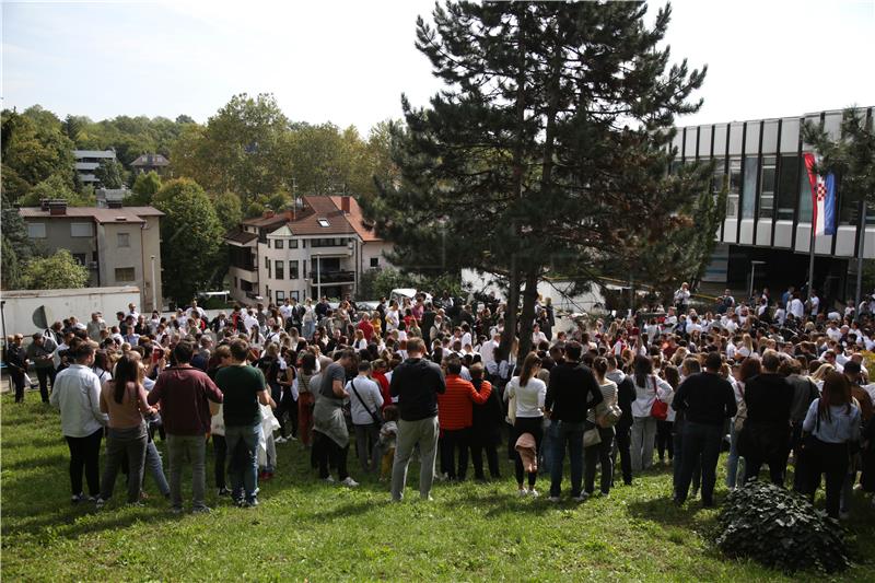 Prosvjed mladih liječnika pod parolom "Izliječimo zdravstvo zajedno"