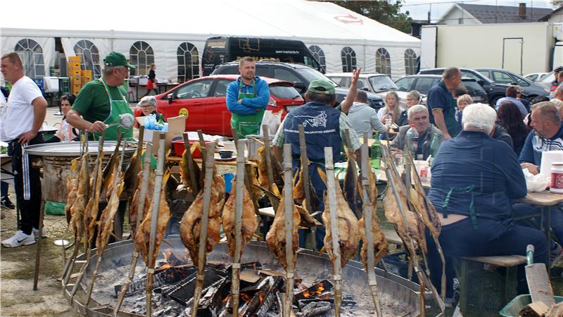 Na 'Zeljarijadi' u Vidovcu predstavljena rekordna mega sarma dugačka 1.501 metar