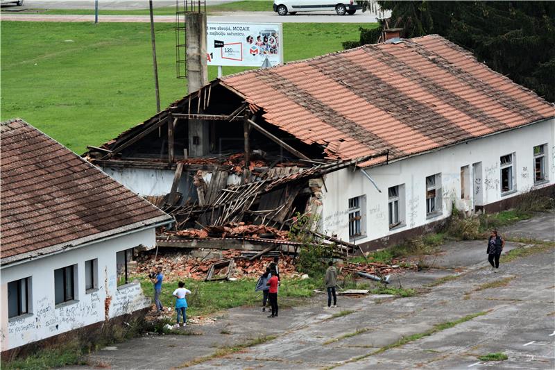 Započelo rušenje oštećenih objekata u kompleksu bivše vojarne "Luščić" 