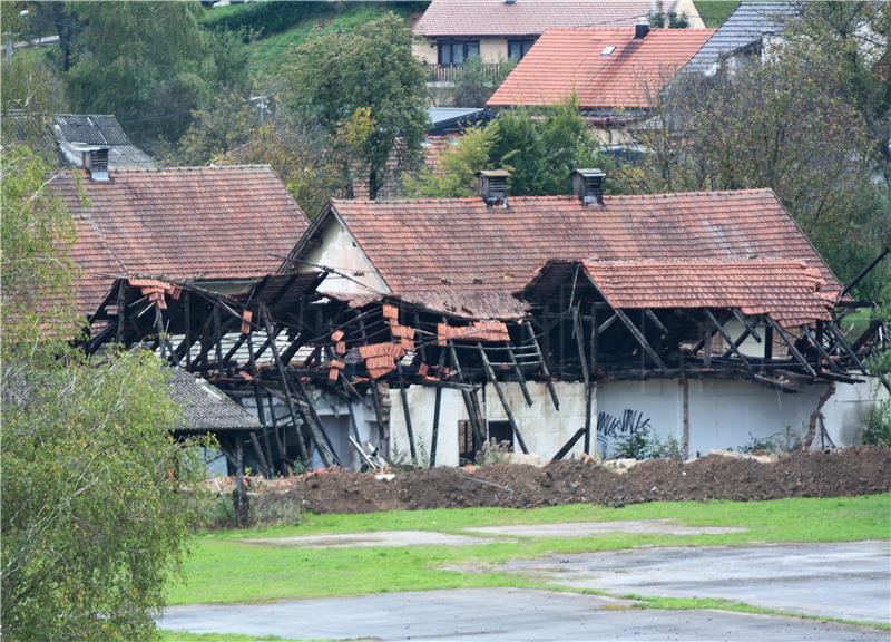 Započelo rušenje oštećenih objekata u kompleksu bivše vojarne "Luščić" 