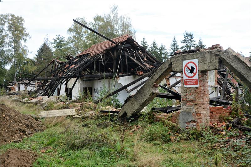 Započelo rušenje oštećenih objekata u kompleksu bivše vojarne "Luščić" 