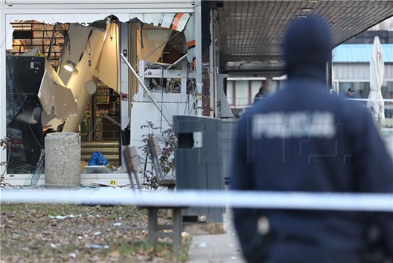 Dvojac ukradenim vozilom stigao do bankomata i digao ga u zrak, jedan teško ozlijeđen