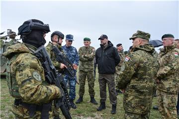 Banožić u Mađarskoj s hrvatskim vojnicima u NATO-ovoj aktivnosti ojačane budnosti