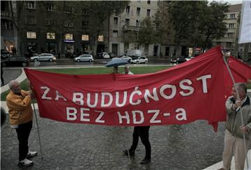 RF na prosvjedu "Za budućnost bez HDZ-a"; HDZ-ov Kapulica došao sa zastavom Ukrajine