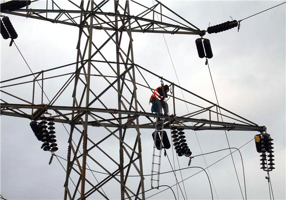 U Ozaljskom kraju kućanstava bez struje, djelatnici Elektre Karlovac na terenu