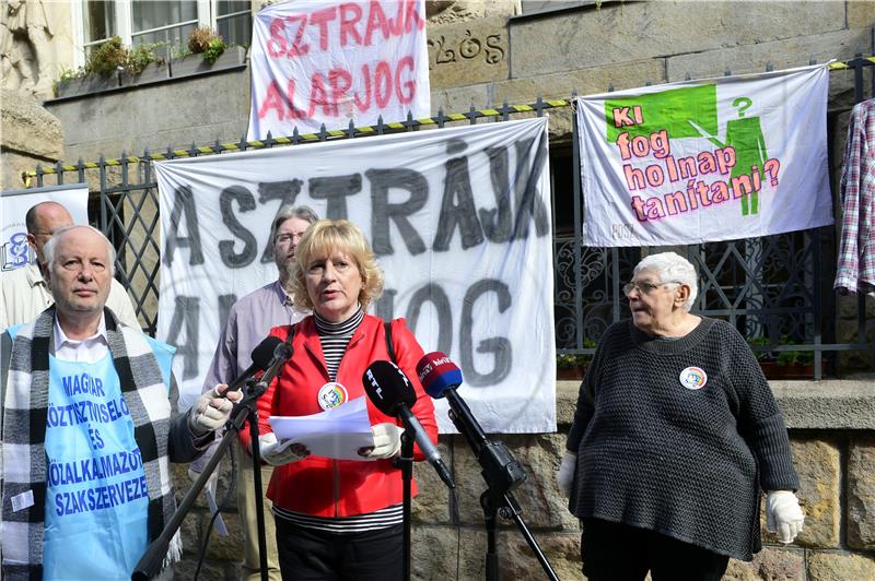 Prosvjednici u centru Budimpešte u znak podrške mađarskim učiteljima 