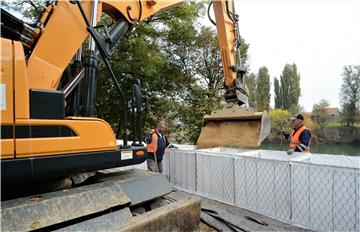 U Brodarcima se gradi privremeni nasip za obranu od izlijevanja Kupe