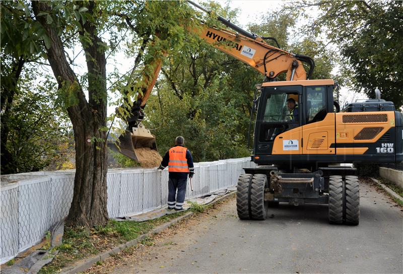 U Brodarcima se gradi privremeni nasip za obranu od izlijevanja Kupe