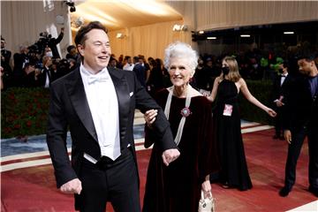 Elon Musk lansirao parfem "Burnt Hair" i već zaradio milijun dolara