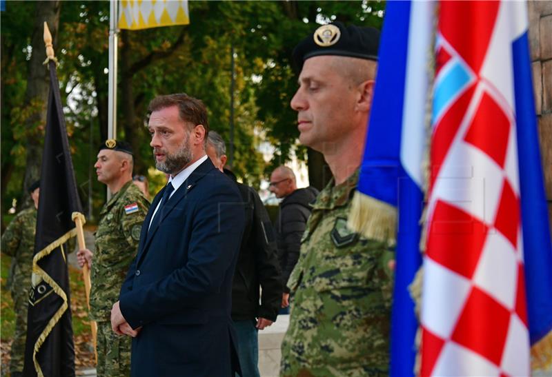 Banožić i sudionici hodnje "Alfred Hill" odali počast poginulim braniteljima