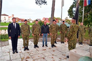 Banožić i sudionici hodnje "Alfred Hill" odali počast poginulim braniteljima