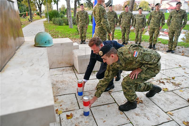 Banožić i sudionici hodnje "Alfred Hill" odali počast poginulim braniteljima