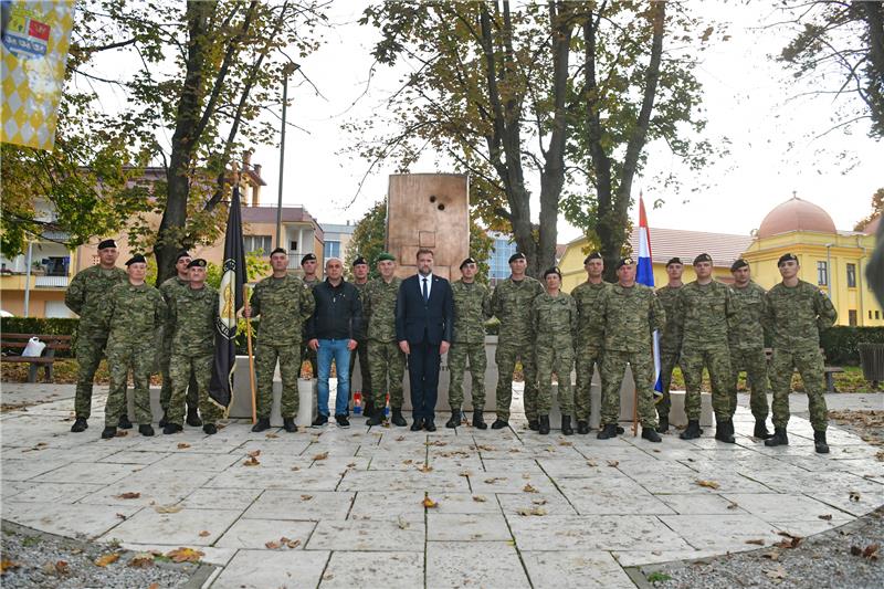 Banožić i sudionici hodnje "Alfred Hill" odali počast poginulim braniteljima