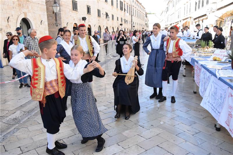 "Dubrovačka trpeza" na Stradunu