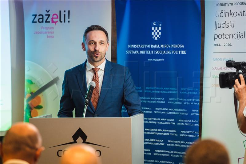 Ministar Piletić u Lipiku uručio 36 ugovora iz projekta "Zaželi"