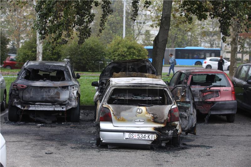 U požaru oštećeno sedam automobila