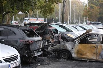 U požaru oštećeno sedam automobila