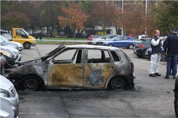 U požaru oštećeno sedam automobila