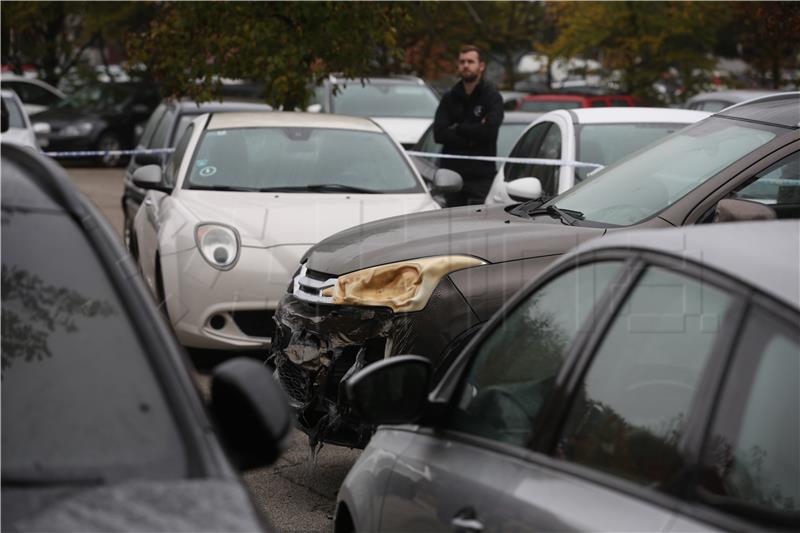 U požaru oštećeno sedam automobila