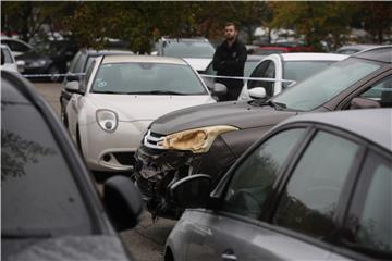 U požaru oštećeno sedam automobila