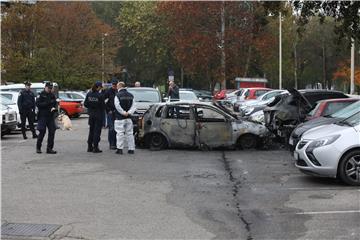 U požaru oštećeno sedam automobila